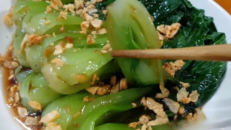 Cải thìa xào tỏi có màu xanh mướt, giòn ngọt tự nhiên và thơm lừng