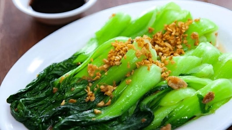 Lưu ý đúng cách khi chế biến giúp món cải thìa xào tỏi giữ trọn hương vị và màu sắc