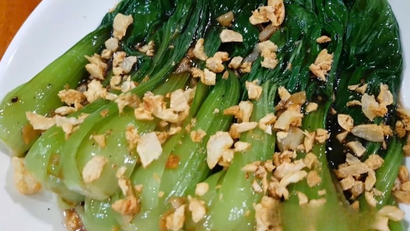 Cải thìa xào tỏi giòn ngọt, thơm nức mùi tỏi phi, ăn kèm cơm nóng cực bắt vị