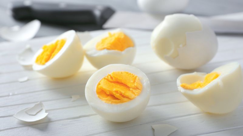 2 quả trứng gà luộc bao nhiêu calo?