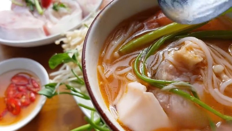 Ăn lẩu khi còn sôi giúp giữ trọn hương vị và hạn chế mùi tanh của cá