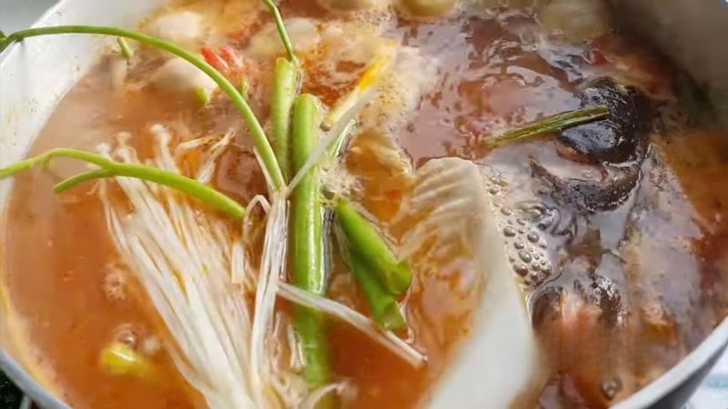 Nhúng rau và hải sản lần lượt sẽ giữ được độ tươi ngọt và tránh làm đục nước lẩu