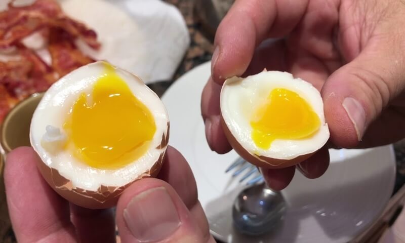 Trứng lòng đào có phần lòng đỏ chảy nhẹ
