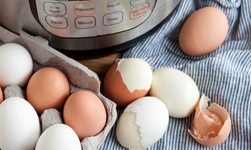 Luộc trứng gà lòng đào với nồi cơm điện
