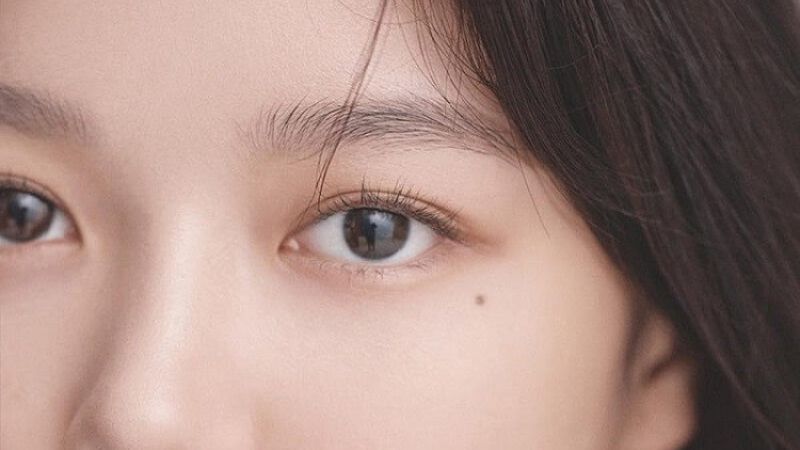 Nốt ruồi gần lệ đường tượng trưng cho buồn phiền, nhiều trở ngại
