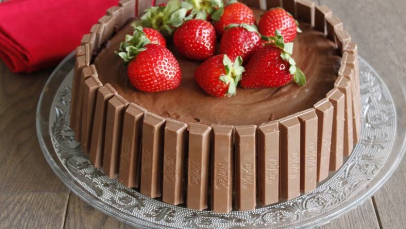 Dùng Kitkat để trang trí thành bánh