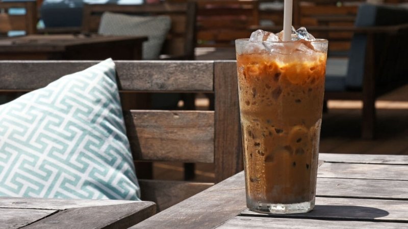Ưu tiên chọn cà phê ít đường, ít béo để hạn chế calo nạp vào