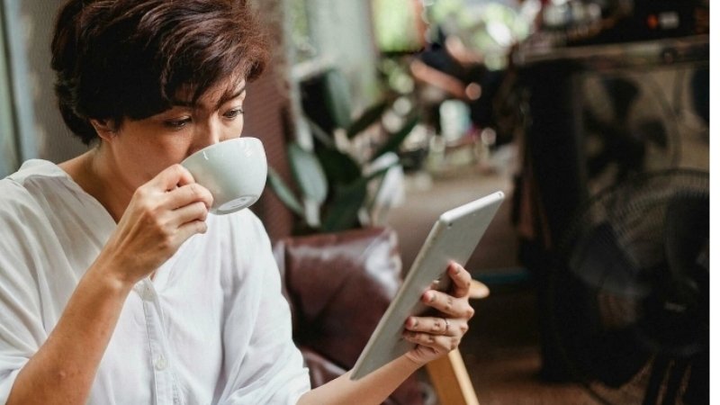 Caffeine trong cà phê sữa giúp tăng sự tỉnh táo và cải thiện khả năng tập trung
