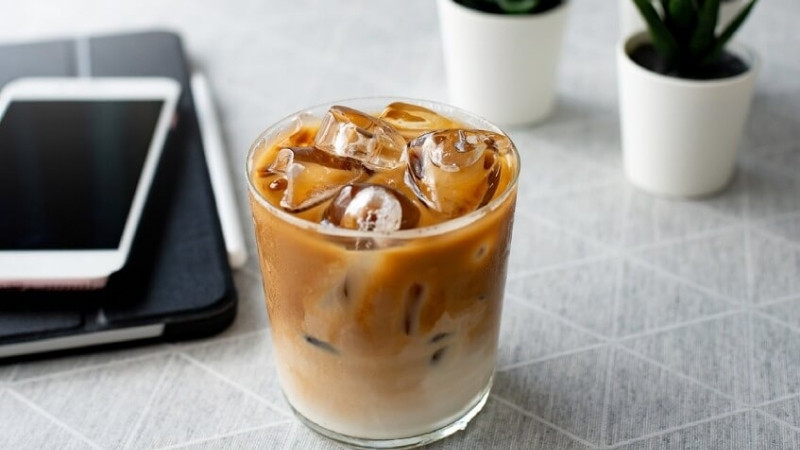 Uống cà phê sữa buổi sáng tốt nhưng tránh dùng khi bụng đói