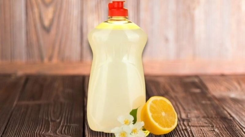 Chanh có axit tự nhiên giúp tẩy dầu mỡ và khử mùi hiệu quả nên phù hợp làm nước rửa chén