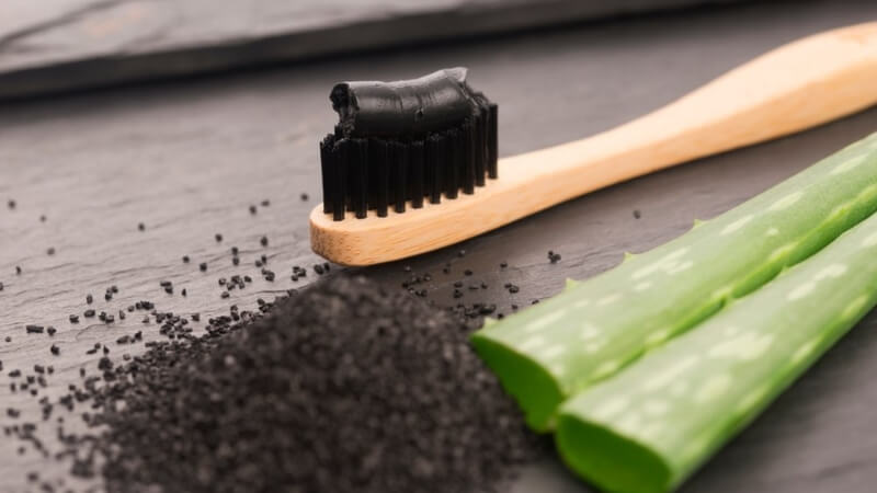 Kem đánh răng than hoạt tính là sản phẩm có bổ sung thành phần than hoạt tính