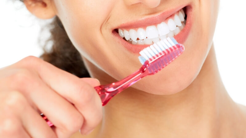 Dùng kem đánh răng than hoạt tính giúp ngăn ngừa mảng bám trên răng