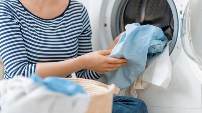 Cả Surf và OMO đều có dòng sản phẩm chuyên dụng cho giặt máy, giúp tăng tuổi thọ thiết bị