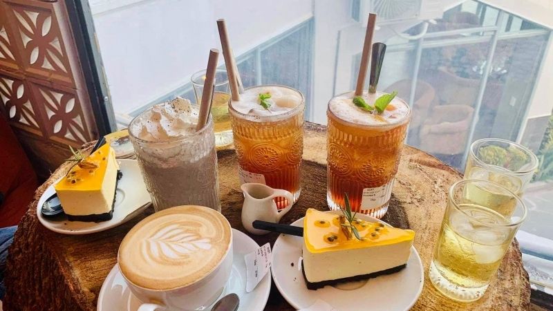 Gặp gỡ bạn bè cuối tuần với cafe latte và bánh ngọt tuyệt vời