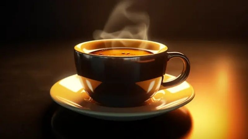 Cà phê đen bóng bẩy bốc khói
