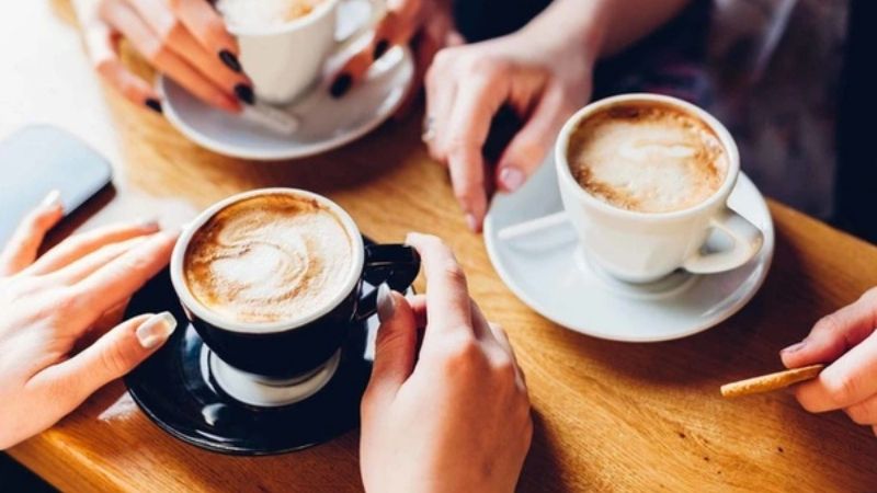 Khoảnh khắc ấm áp bên tách cafe latte art cùng người thân yêu