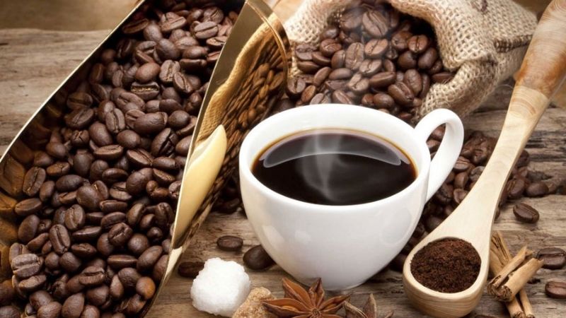 Cà phê đen nguyên chất tươi với hạt rang thơm nồng đặc trưng