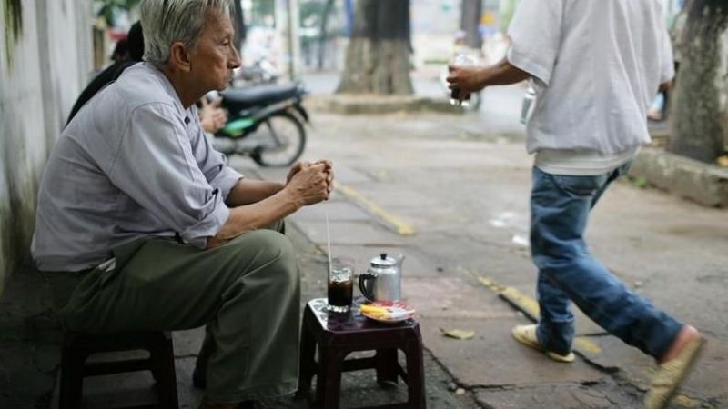 Thưởng thức cà phê phin truyền thống