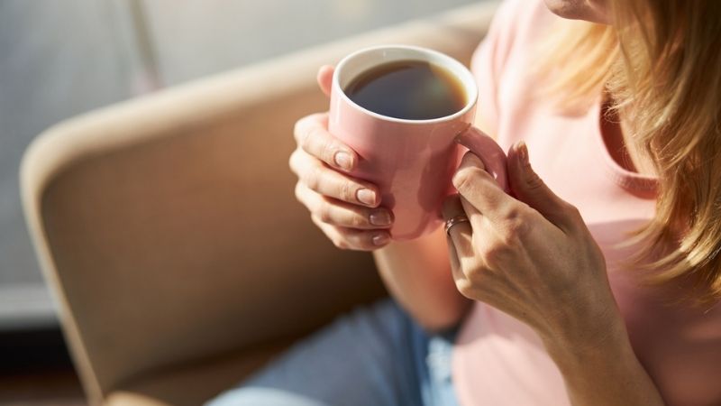 Tận hưởng cà phê buổi sáng trong ánh nắng