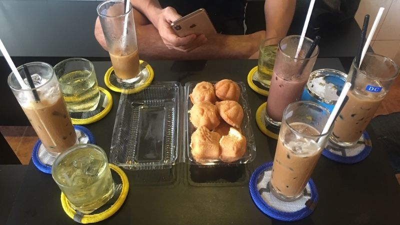 Cafe sữa đá truyền thống - món yêu thích khi hẹn hò bạn bè