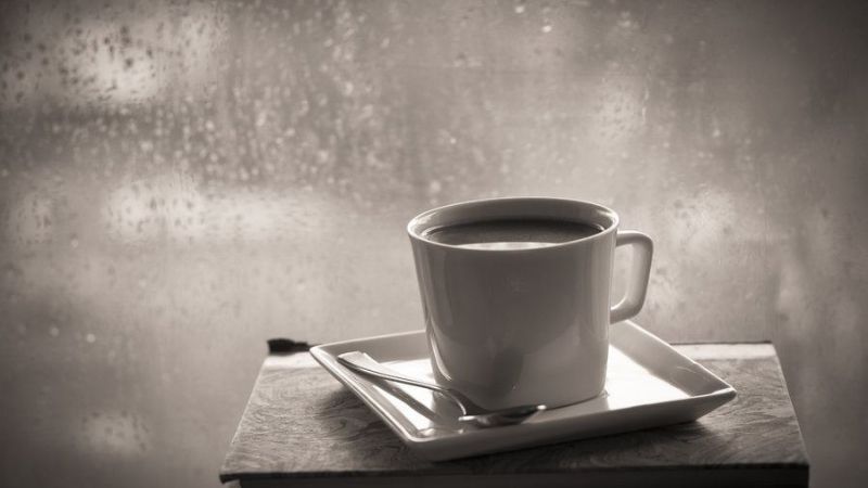 Tách cafe trắng đơn độc trên bàn gỗ cũ