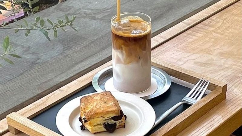 Ly cà phê latte phân tầng đẹp mắt với bánh ngọt tinh tế