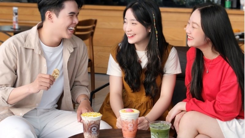 Nhóm bạn trẻ vui vẻ uống café