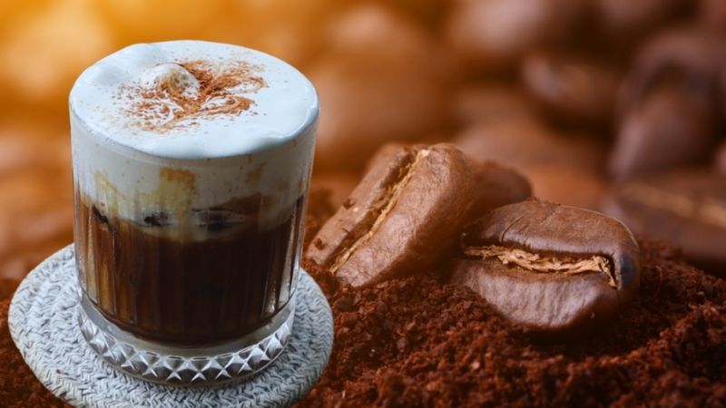 Cà phê muối cổ điển đen đậm với hạt cà phê rang xay
