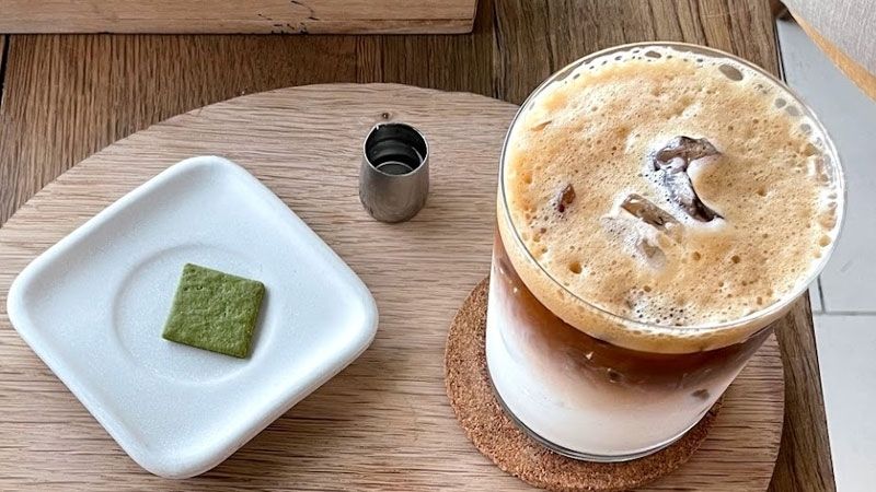 Set cà phê muối premium phục vụ kèm bánh ngọt