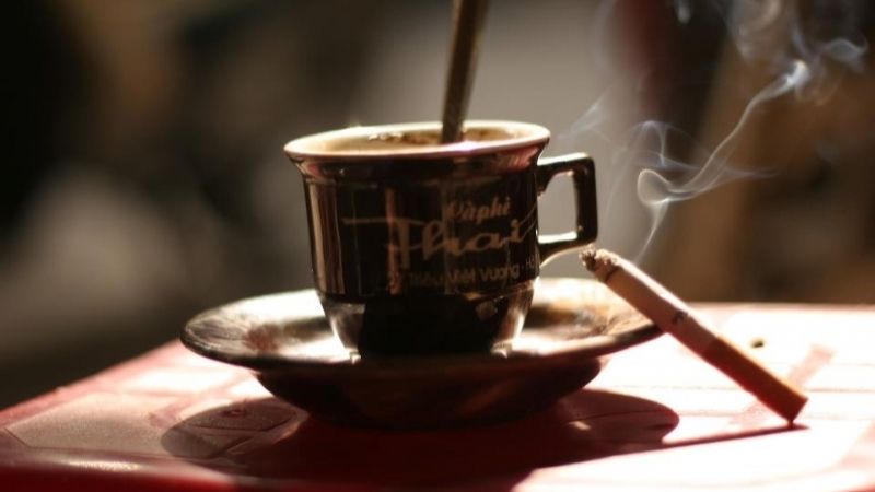 Cafe nóng bốc khói trong ánh nắng nghiêng chiều