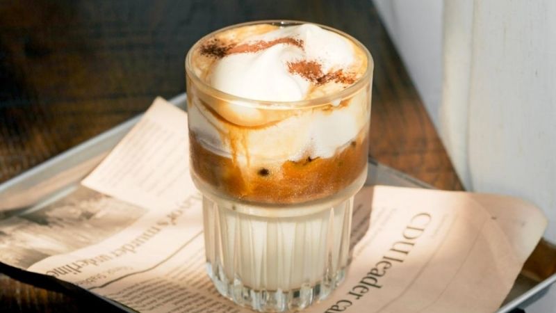 Ly cà phê muối sáng tạo với lớp caramel ngọt ngào quyến rũ