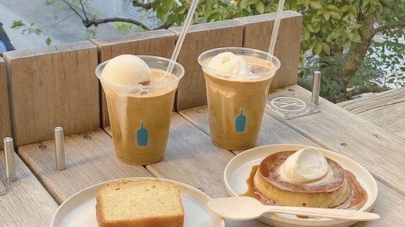 Hai ly cà phê take away cùng bánh flan caramel ngọt ngào