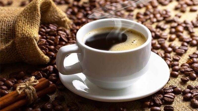 Cà phê đen nóng hổi giữa biển hạt cà phê thơm lừng