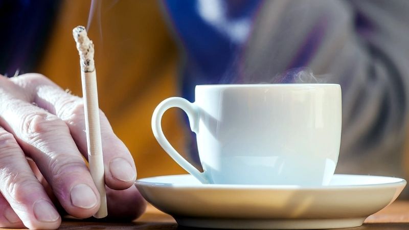 Cà phê nóng bốc khói cùng điếu thuốc thư thái
