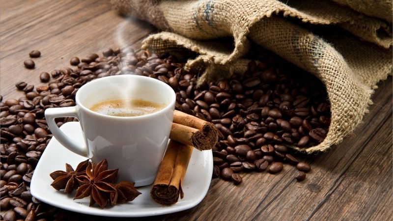 Espresso đậm đà bên quế hồi và bao cà phê cổ điển