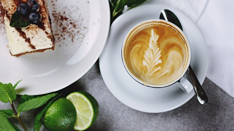 Cà phê latte art tinh tế cùng bánh ngọt cho bữa sáng