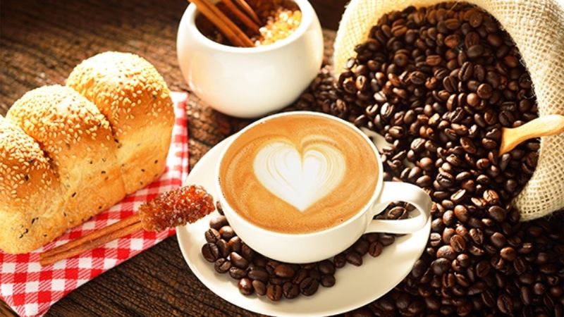 Cà phê tình yêu latte art trái tim cùng bánh mì sáng