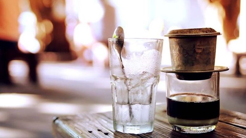 Cà phê phin đen truyền thống kèm đá lạnh sảng khoái