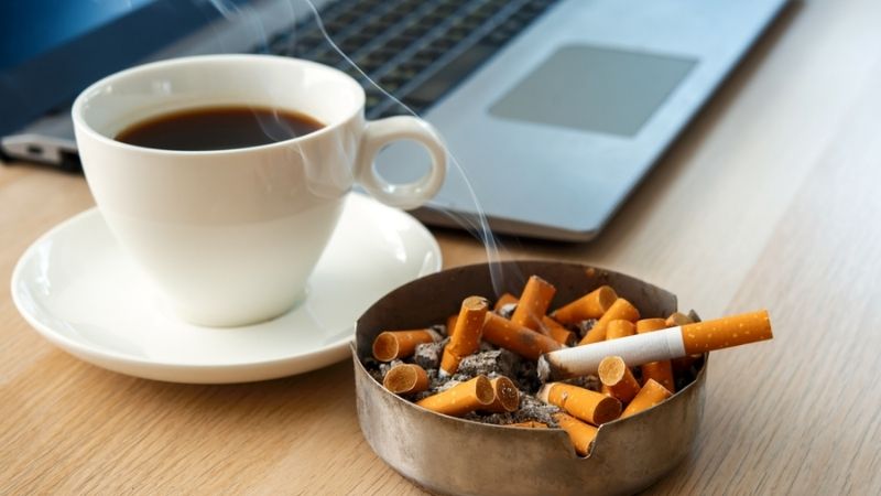 Cà phê đen nóng cùng gạt tàn thuốc