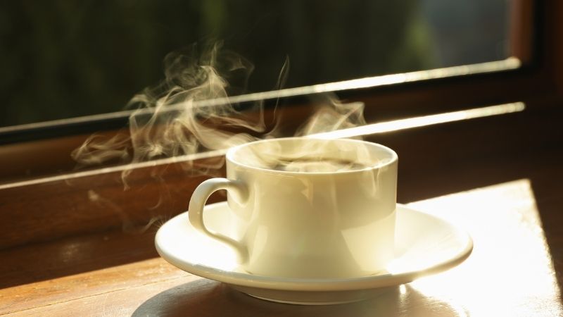 Hương thơm cà phê sáng lan tỏa trong không gian ấm cúng