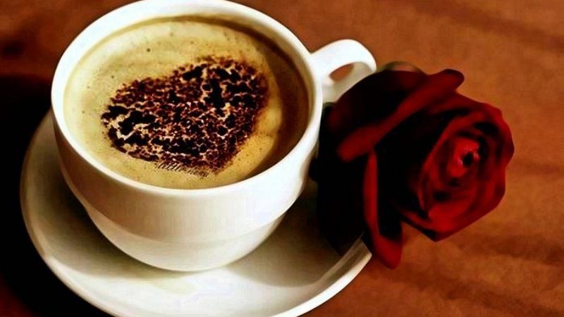 Cà phê tình yêu trái tim chocolate cùng hoa hồng đỏ quyến rũ