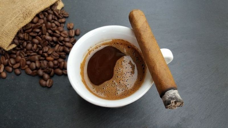 Cà phê espresso đậm đà với xì gà