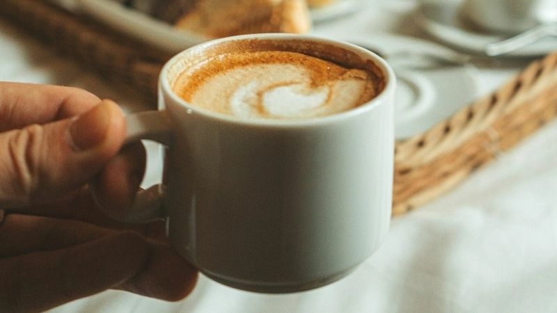 Hình ảnh uống cà phê đẹp với tách cappuccino latte art