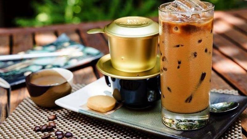 Cà phê phin truyền thống với bánh quy giòn tan bên cạnh