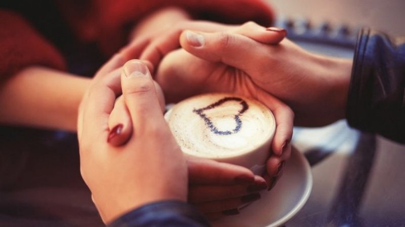 Hình ảnh uống cà phê đẹp với tình yêu ngọt ngào