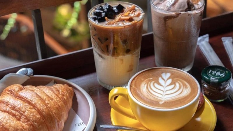 Hình ảnh uống cà phê đẹp với bánh croissant hấp dẫn