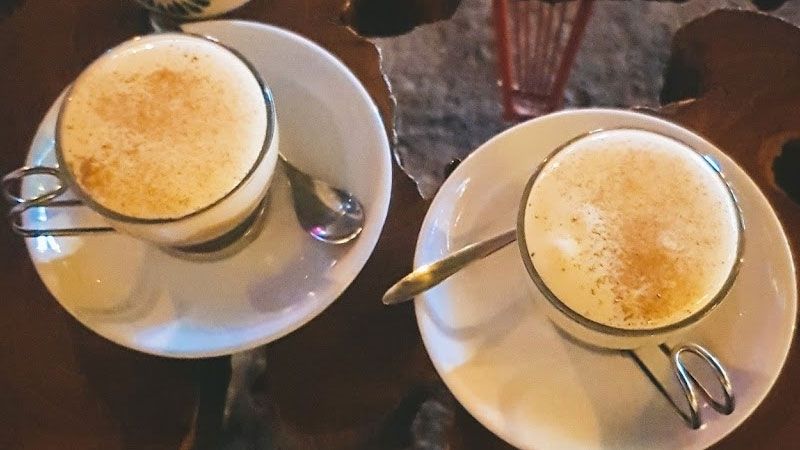 Đôi ly cà phê muối cappuccino thơm lừng cho buổi hẹn hò