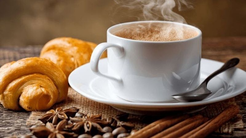Cappuccino bọt mịn cùng bánh croissant vàng ươm hấp dẫn