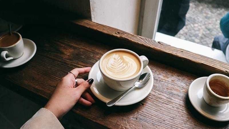 Hình ảnh uống cà phê đẹp với latte art tinh tế