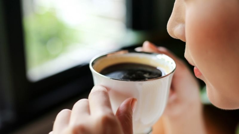Khoảnh khắc thưởng thức cà phê đen